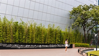 「短讯」是InPark的另一个互动艺术装置。只需要轻轻一按，便能一点一点地点亮观塘地图，创作出文字和图案组成的短讯，让大家表达出各自对观塘的理解。